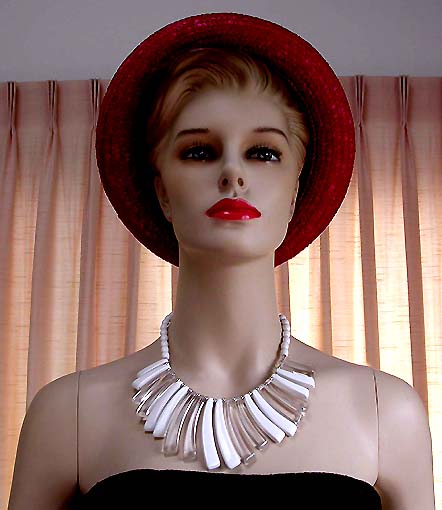 a beautiful vintage costume jewelry necklace unsigned