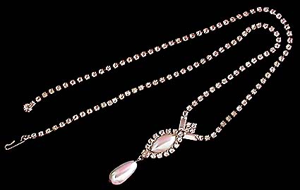 a beautiful vintage costume jewelry necklace unsigned