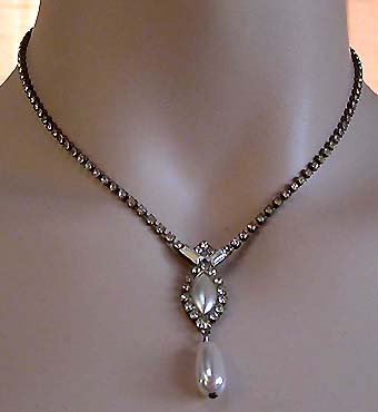 a beautiful vintage costume jewelry necklace unsigned