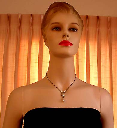 a beautiful vintage costume jewelry necklace unsigned
