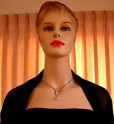a beautiful vintage costume jewelry necklace unsigned