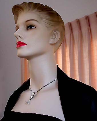 a beautiful vintage costume jewelry necklace unsigned