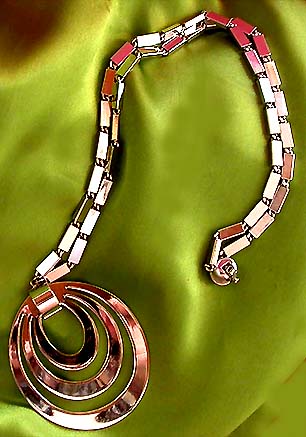 a beautiful vintage costume jewelry necklace unsigned