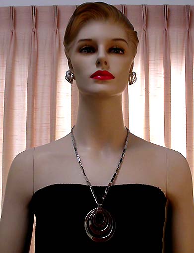 a beautiful vintage costume jewelry necklace unsigned