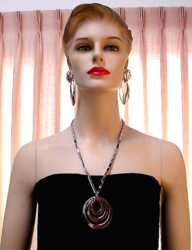 a beautiful vintage costume jewelry necklace unsigned
