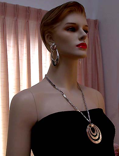 a beautiful vintage costume jewelry necklace unsigned