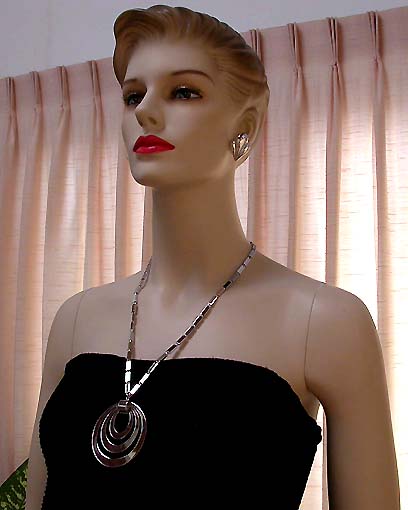 a beautiful vintage costume jewelry necklace unsigned