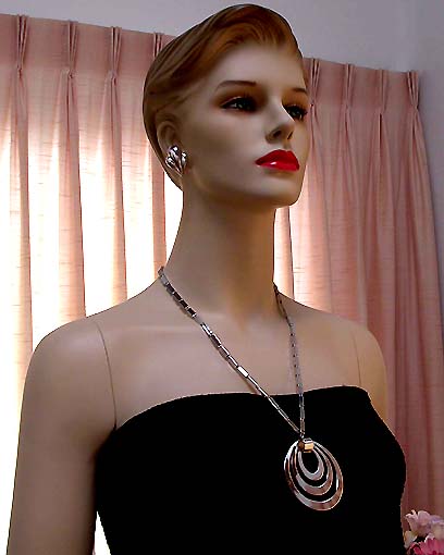 a beautiful vintage costume jewelry necklace unsigned