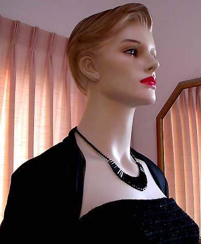 a beautiful vintage costume jewelry necklace unsigned
