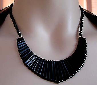 a beautiful vintage costume jewelry necklace unsigned