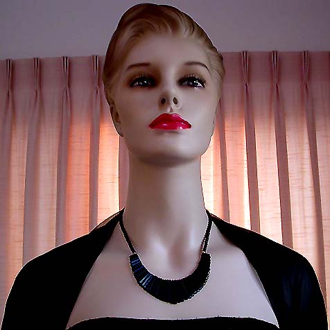 a beautiful vintage costume jewelry necklace unsigned