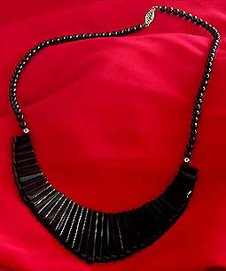 a beautiful vintage costume jewelry necklace unsigned