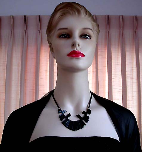 a beautiful vintage costume jewelry necklace unsigned