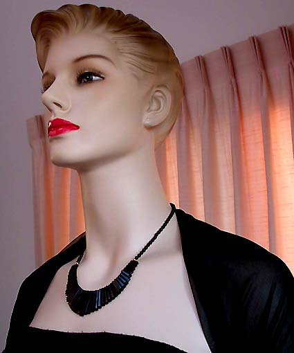 a beautiful vintage costume jewelry necklace unsigned