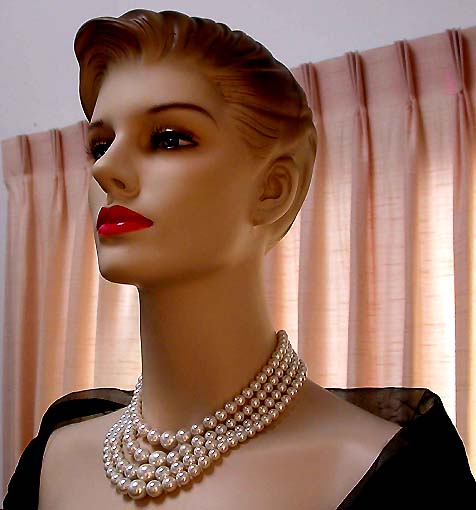 a beautiful vintage costume jewelry necklace unsigned