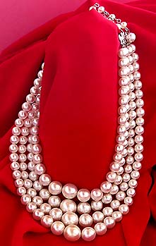 a beautiful vintage costume jewelry necklace unsigned