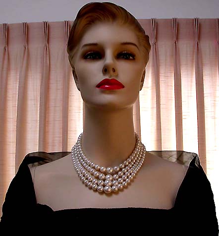 a beautiful vintage costume jewelry necklace unsigned