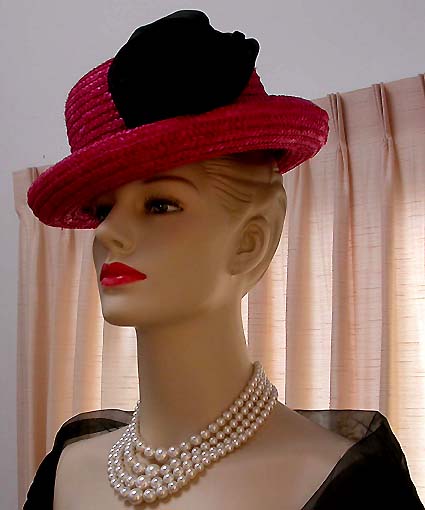 a beautiful vintage costume jewelry necklace unsigned