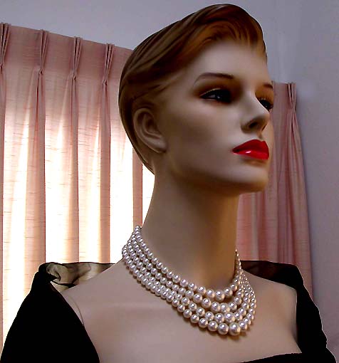 a beautiful vintage costume jewelry necklace unsigned