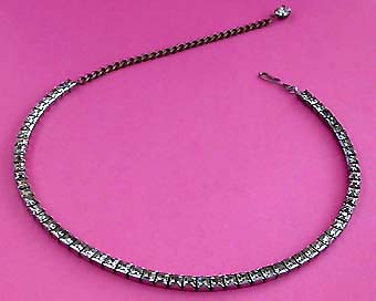 a beautiful vintage costume jewelry necklace unsigned