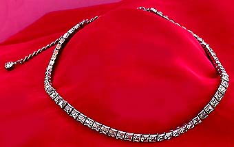 a beautiful vintage costume jewelry necklace unsigned