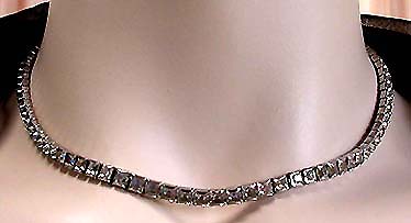 a beautiful vintage costume jewelry necklace unsigned