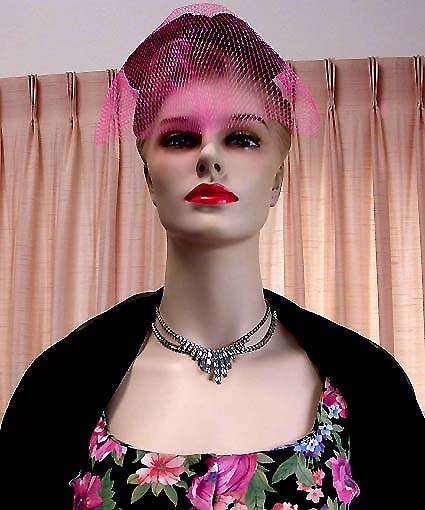 a beautiful vintage costume jewelry necklace unsigned