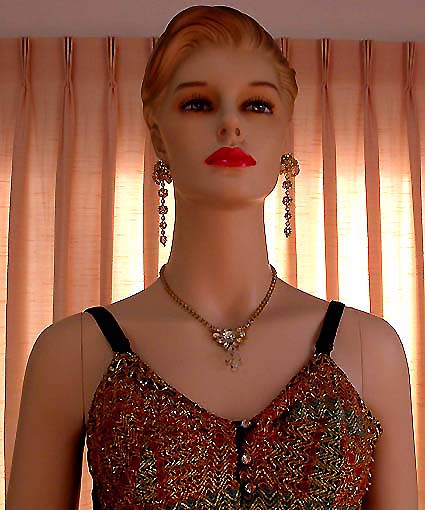 a beautiful vintage costume jewelry necklace unsigned