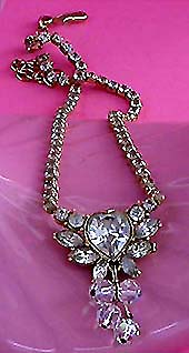 a beautiful vintage costume jewelry necklace unsigned