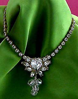 a beautiful vintage costume jewelry necklace unsigned