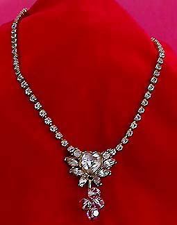 a beautiful vintage costume jewelry necklace unsigned