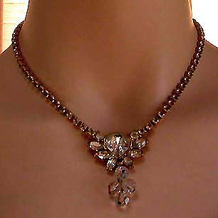 a beautiful vintage costume jewelry necklace unsigned