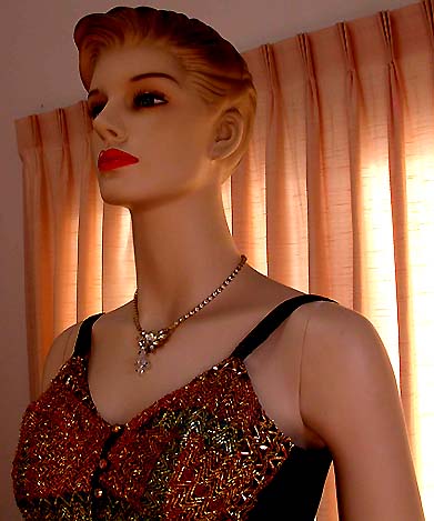 a beautiful vintage costume jewelry necklace unsigned