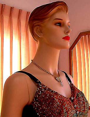 a beautiful vintage costume jewelry necklace unsigned