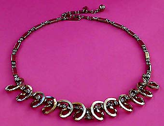 a beautiful vintage costume jewelry necklace unsigned