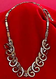 a beautiful vintage costume jewelry necklace unsigned