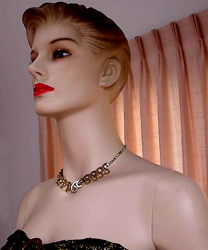 a beautiful vintage costume jewelry necklace unsigned