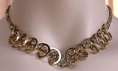 a beautiful vintage costume jewelry necklace unsigned