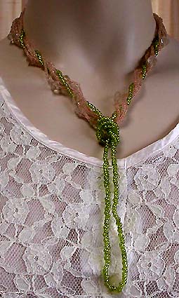 a beautiful vintage costume jewelry necklace unsigned