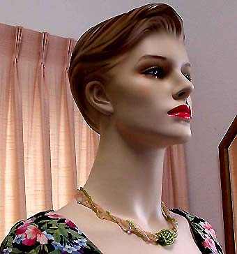 a beautiful vintage costume jewelry necklace unsigned