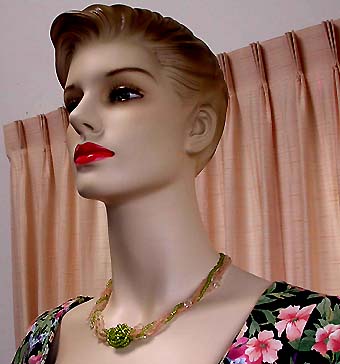 a beautiful vintage costume jewelry necklace unsigned