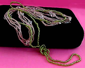 a beautiful vintage costume jewelry necklace unsigned