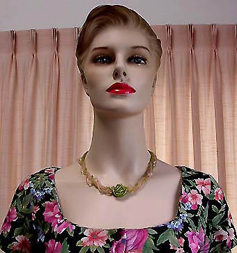 a beautiful vintage costume jewelry necklace unsigned