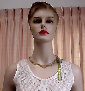 a beautiful vintage costume jewelry necklace unsigned