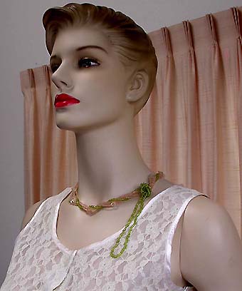 a beautiful vintage costume jewelry necklace unsigned