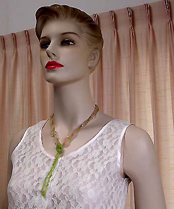 a beautiful vintage costume jewelry necklace unsigned