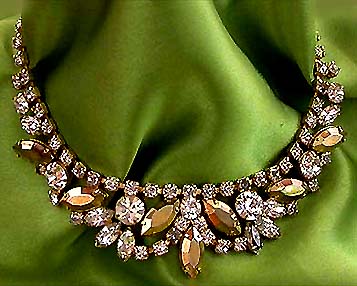 a beautiful vintage costume jewelry necklace unsigned