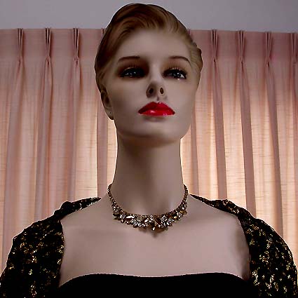 a beautiful vintage costume jewelry necklace unsigned