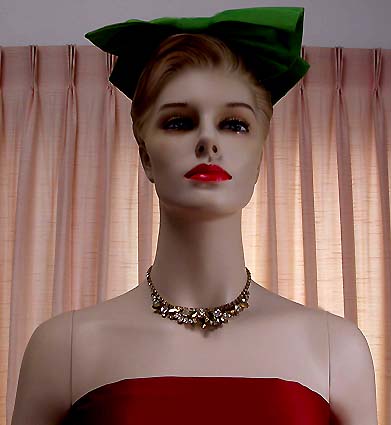 a beautiful vintage costume jewelry necklace unsigned