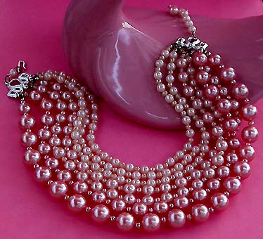 a beautiful vintage costume jewelry necklace unsigned
